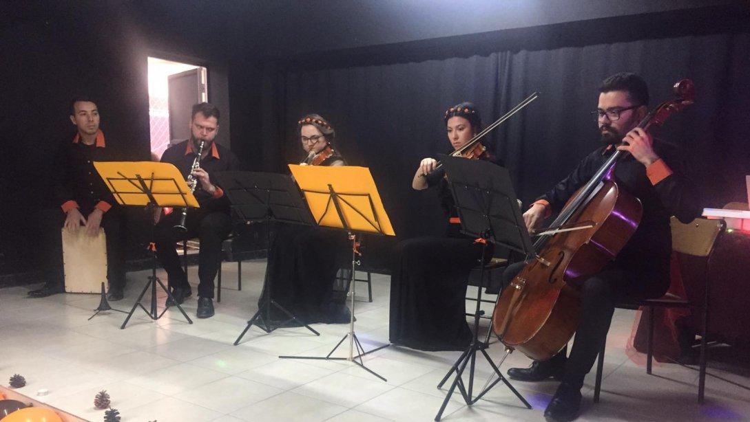 İlçemiz Anadolu Lisesinde Güzel Sanatlar Fakültesi Öğrencilerince Oda Müziği ve Orkestra Müziği Konseri Düzenlendi.